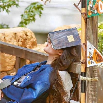 在拥挤的房间拥抱